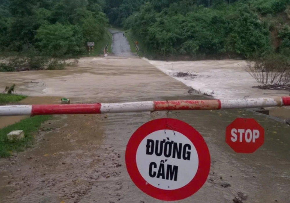 Một số tuyến đường vẫn đang bị chia cắt: đoạn 541B từ Tam Thái vào Tam Hợp, các cầu tràn đều ngập sâu, không thể qua lại.