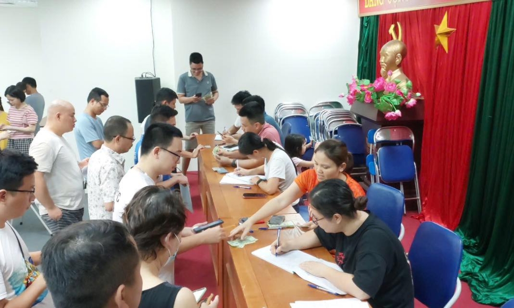 Người dân chung cư Gemek (Tổ dân phố số 4) xã An Khánh nhận quà 2/9. 