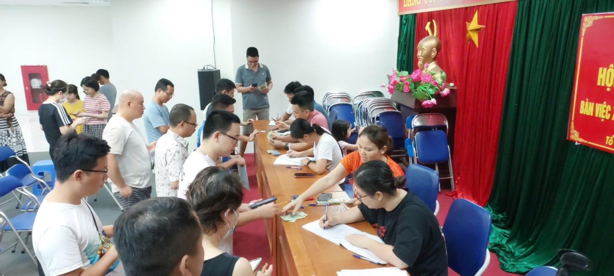 Người dân chung cư Gemek (Tổ dân phố số 4) xã An Khánh nhận quà 2/9. 