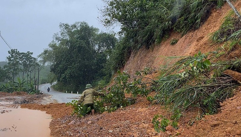 Mưa lớn khiến sườn đồi tại thôn Quyết Thắng, xã Sơn Kim 2 (Hà Tĩnh) sạt lở, khối lượng lớn đất đá tràn xuống lòng đường.