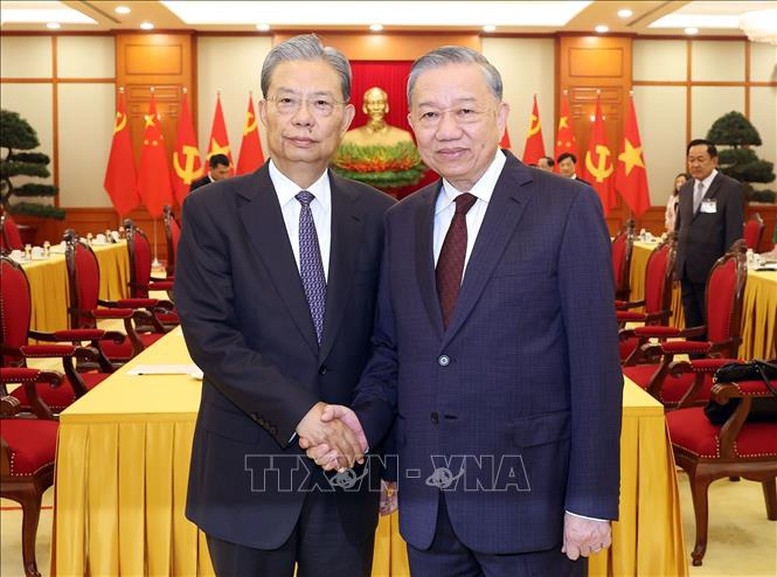 Tổng Bí thư Tô Lâm và Ủy viên Thường vụ Bộ Chính trị, Ủy viên Trưởng Ủy ban Thường vụ Đại hội Đại biểu Nhân dân toàn quốc nước Cộng hòa nhân dân Trung Hoa Triệu Lạc Tế. Ảnh: TTXVN