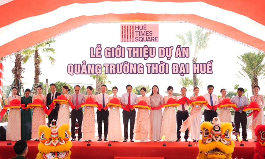 Các đại biểu thực hiện nghi thức cắt băng