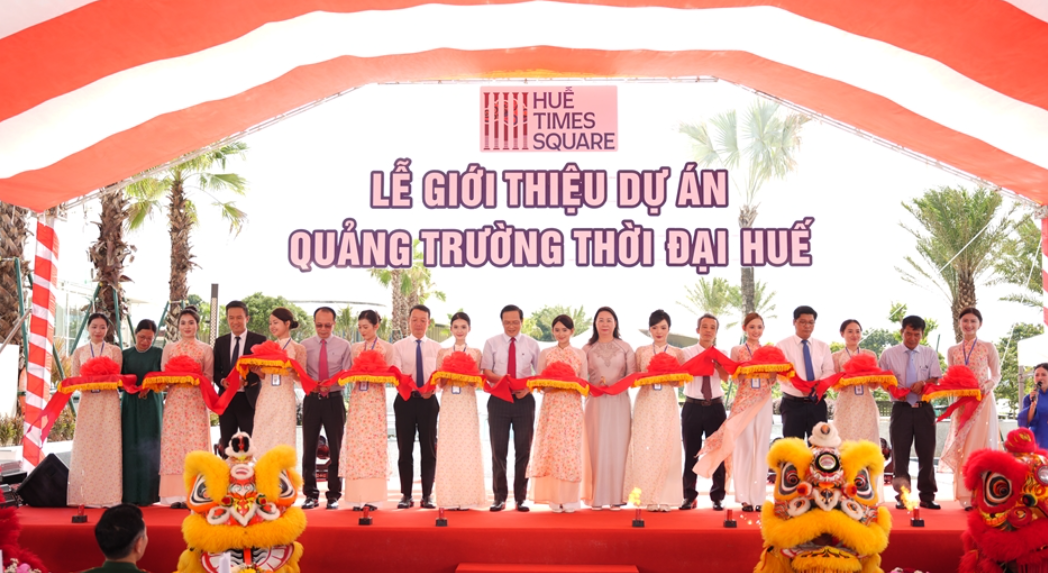 Các đại biểu thực hiện nghi thức cắt băng