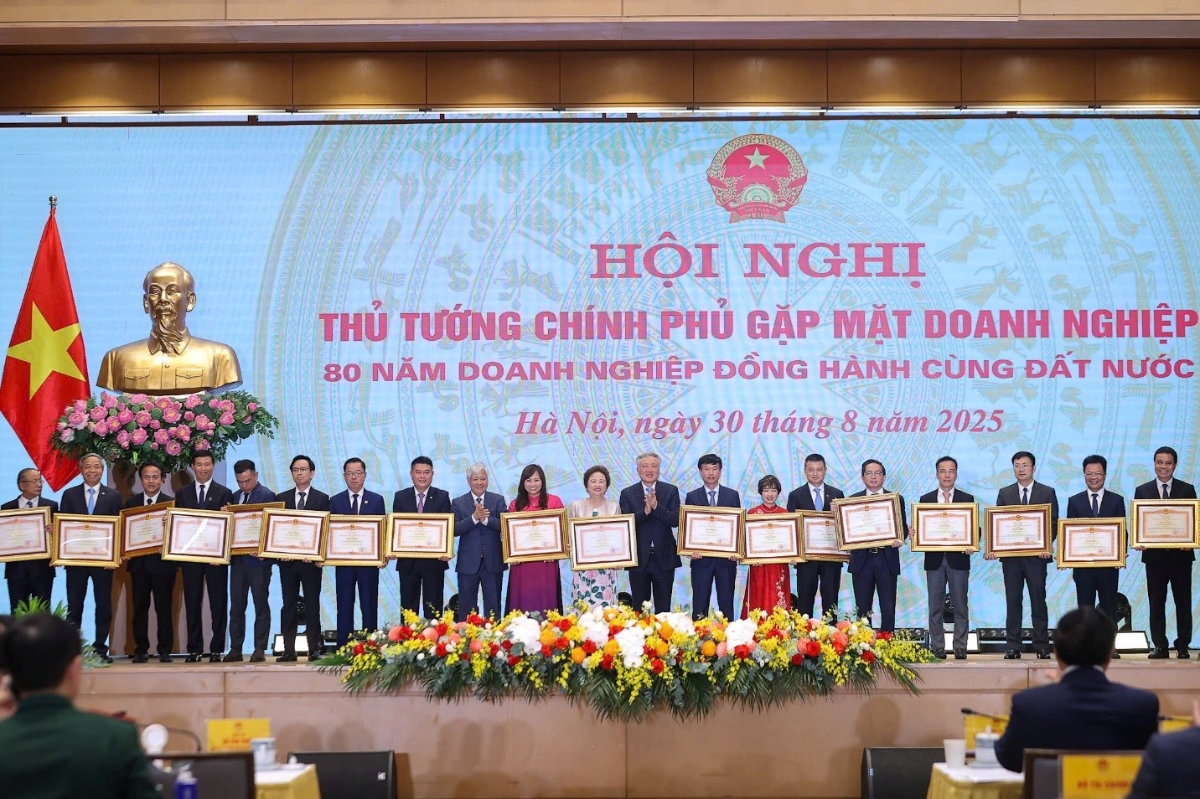 Phó Thủ tướng thường trực Nguyễn Hòa Bình tặng Bằng khen Thủ tướng cho Tập đoàn Công nghệ CMC cùng đại diện các doanh nghiệp tiêu biểu.
