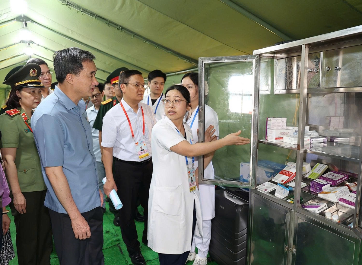 Thứ trưởng Bộ Y tế Trần Văn Thuấn trao đổi thông tin từ đội ngũ cán bộ y tế trực tiếp thực hiện nhiệm vụ tại sự kiện A80.