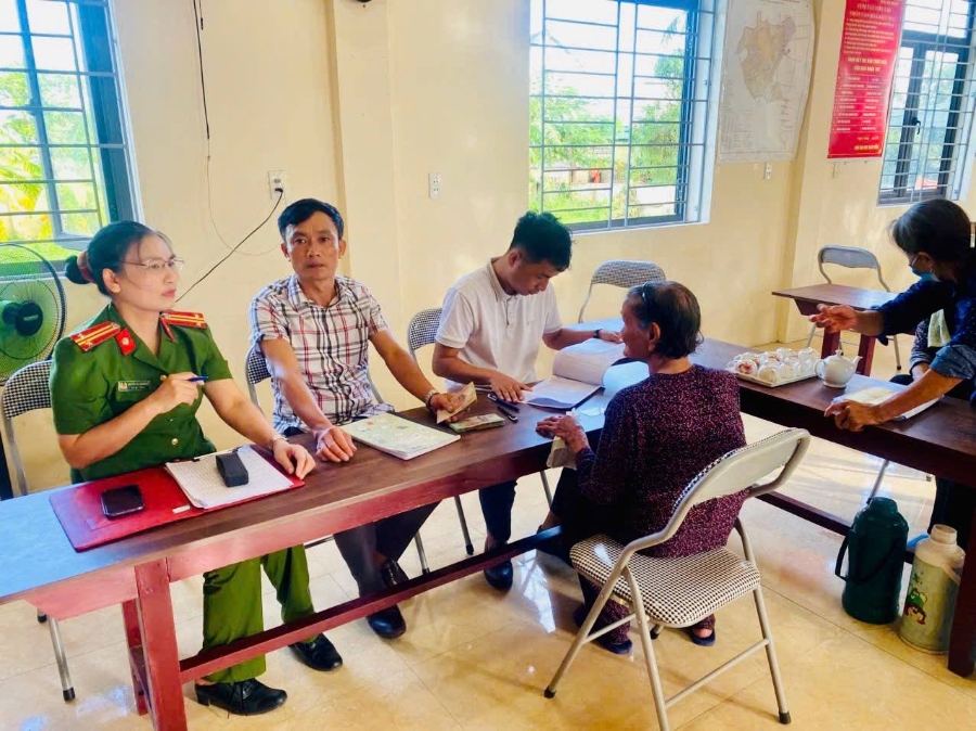 Tại nhiều điểm phát quà, hình ảnh các đoàn viên thanh niên, lực lượng công an, cán bộ xã cùng hỗ trợ, hướng dẫn người dân xếp hàng nhận quà trong trật tự, an toàn đã tạo nên bầu không khí ấm áp, chan hòa.