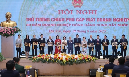 Chủ tịch Ủy ban Trung ương MTTQ Việt Nam Đỗ Văn Chiến tặng Kỷ niệm chương 80 năm Doanh nghiệp đồng hành cùng đất nước cho Ông Nguyễn Trung Chính, Chủ tịch CMC cùng đại diện các doanh nghiệp tiêu biểu