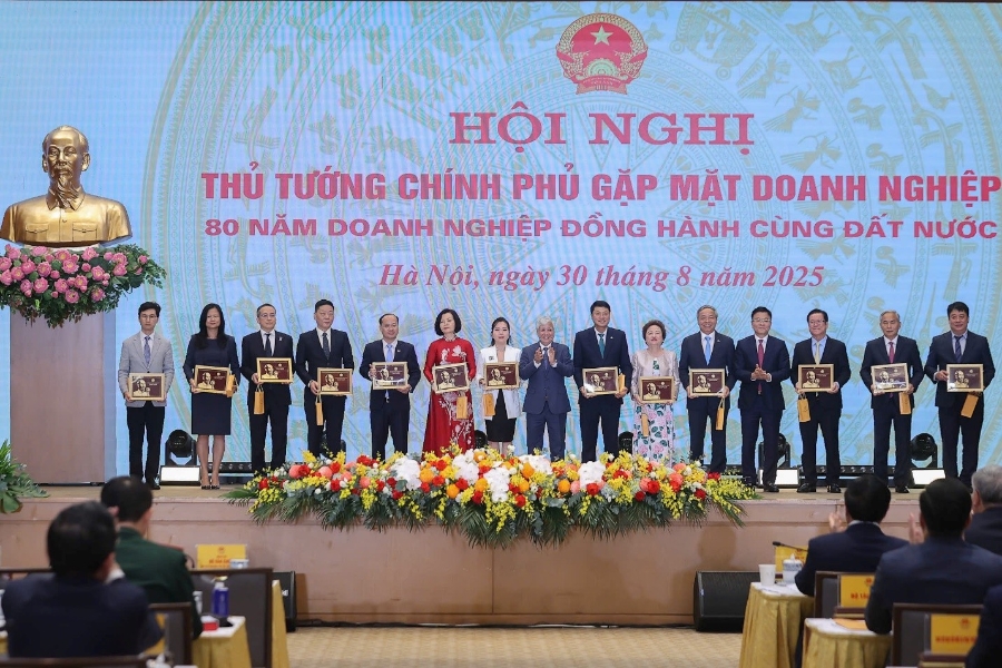 Chủ tịch Ủy ban Trung ương MTTQ Việt Nam Đỗ Văn Chiến tặng Kỷ niệm chương 80 năm Doanh nghiệp đồng hành cùng đất nước cho Ông Nguyễn Trung Chính, Chủ tịch CMC cùng đại diện các doanh nghiệp tiêu biểu 
