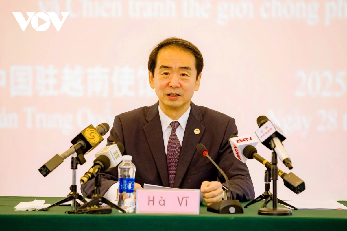Đại sứ Trung Quốc tại Việt Nam Hà Vĩ trả lời phỏng vấn báo chí. Ảnh: VOV.
