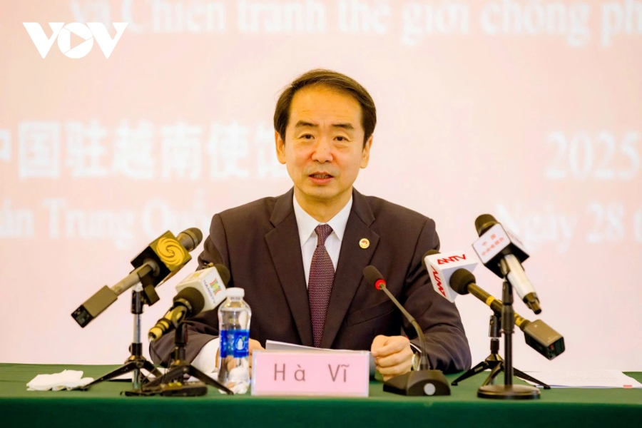 Đại sứ Trung Quốc tại Việt Nam Hà Vĩ trả lời phỏng vấn báo chí. Ảnh: VOV.