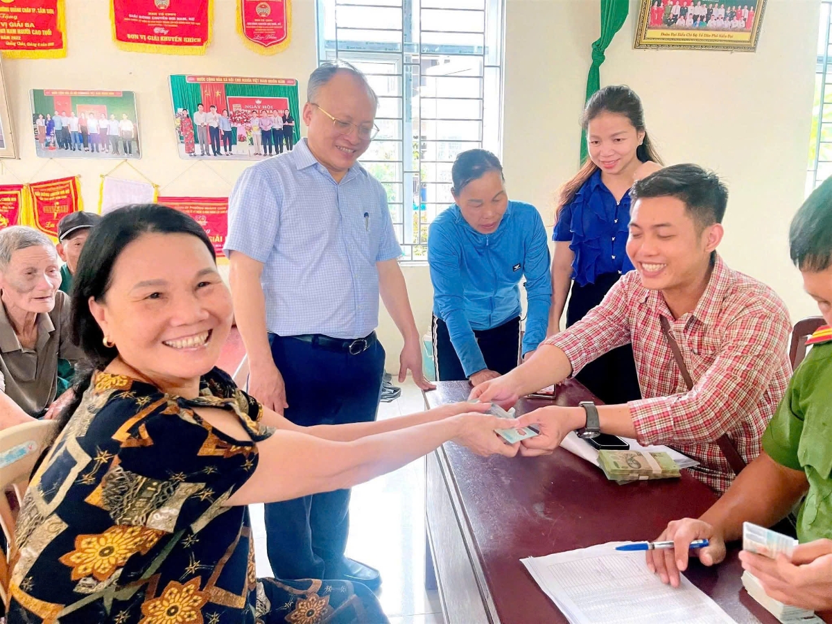 Tại phường Sầm Sơn, không khí rộn ràng tại điểm phát quà, ai nấy đều nở nụ cười vui tươi.