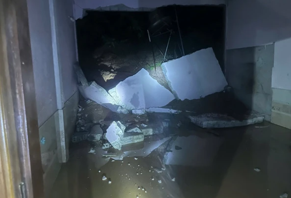 Nhiều ngôi nhà tại các bản Na Tổng, Lũng, Can xã Tam Thái bị hư hại, đất đá vùi lấp, làm sập tường.