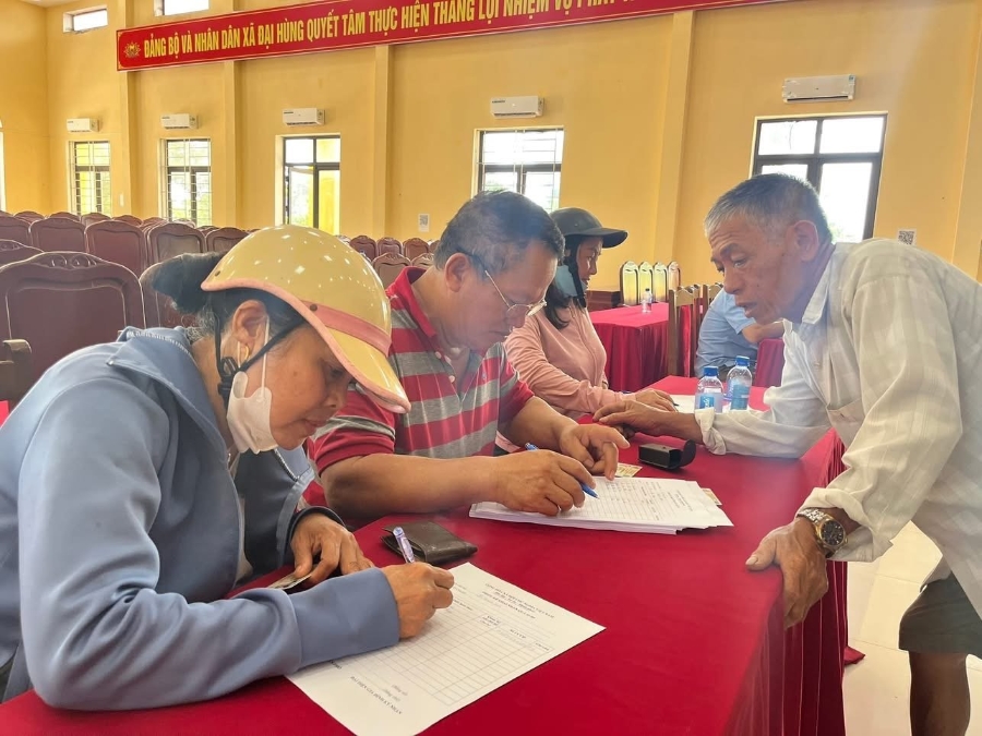 Người dân phường Nam Sầm Sơn làm thủ tục nhận quà tặng