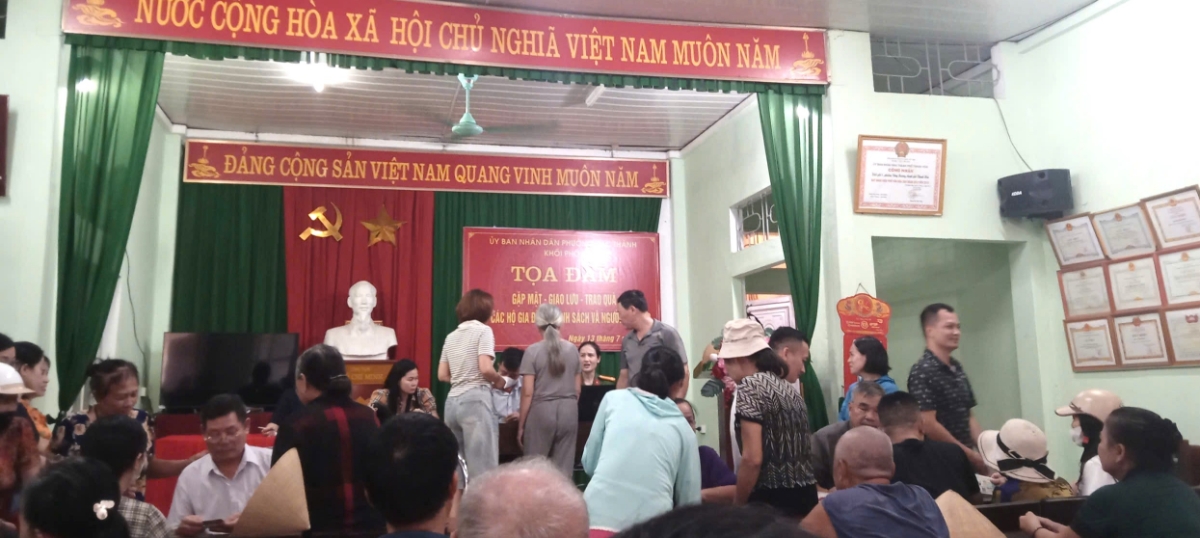 Tại nhà văn hoá các khu phố, phường Hạc Thành người dân hân hoan đến nhận quà