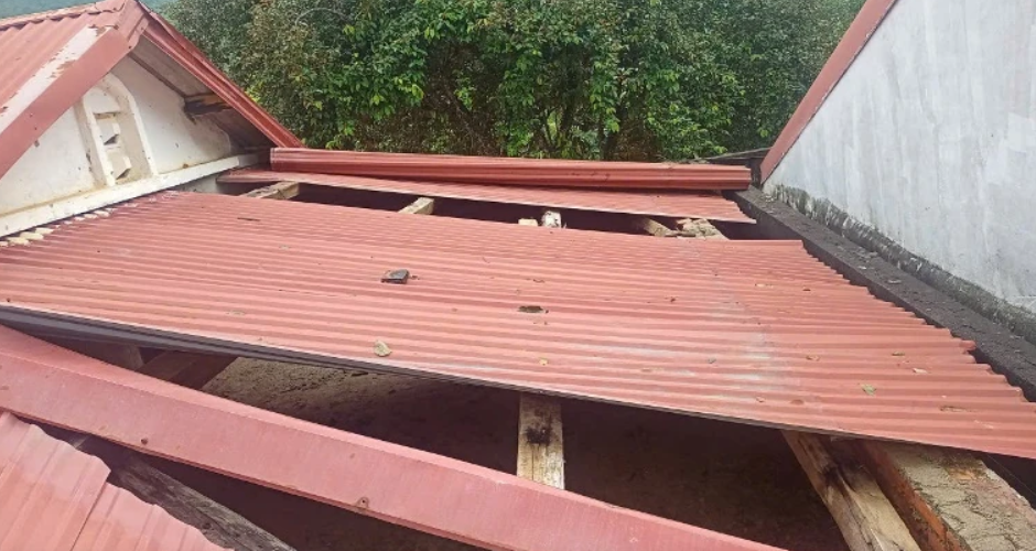 Tại Trường Mầm non Nam Xuân, bão số 5 làm tốc mái dãy lớp học ở điểm lẻ Nam Tân.