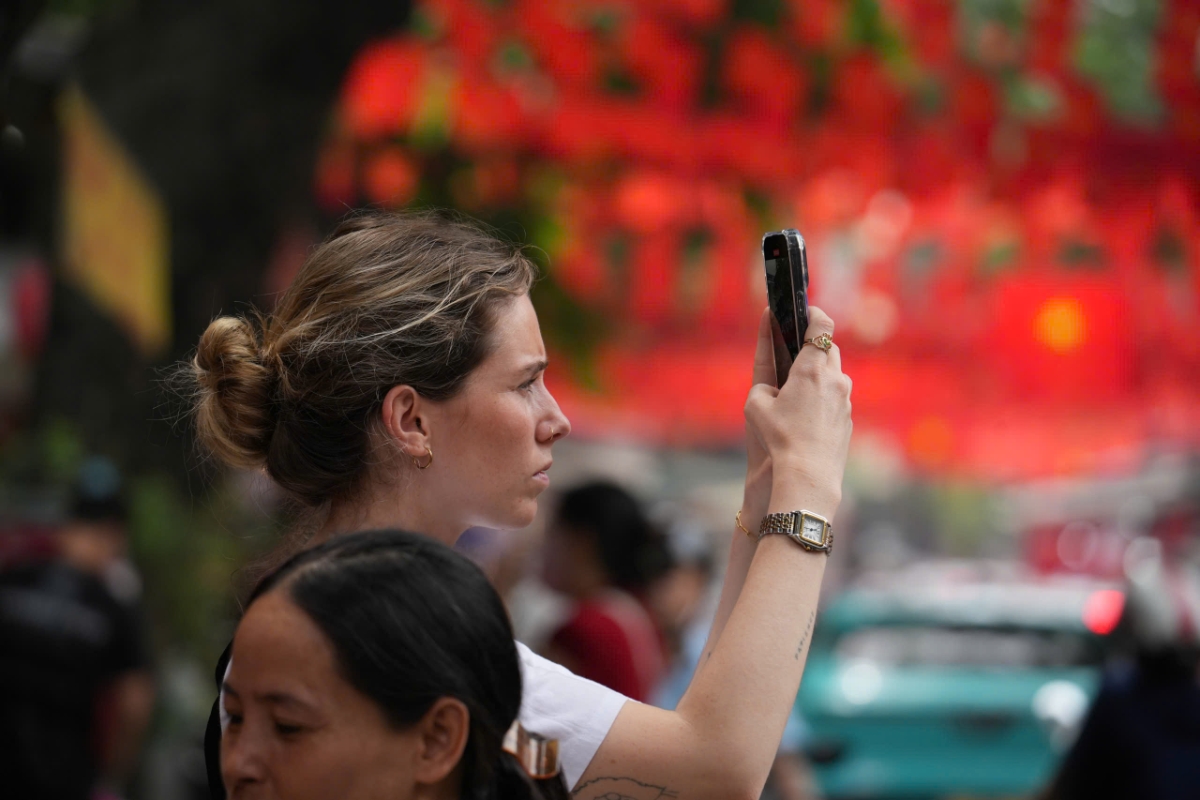 Nhiều du khách nước ngoài liên tục dừng bước để ghi lại những hình ảnh phố phường Hà Nội và người dân trong ngày đại lễ.