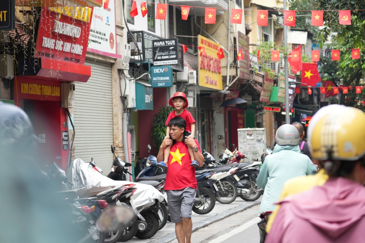 Những con đường rợp màu cờ hoa không chỉ là điểm hẹn vui chơi, chụp ảnh, mà còn là nơi gắn kết mọi người trong một không gian chan chứa tình yêu nước. Sắc đỏ của quốc kỳ gợi lên niềm tự hào và kết nối mọi người dân, mọi lứa tuổi, vào cùng một không khí tưng bừng hướng về ngày 2/9.