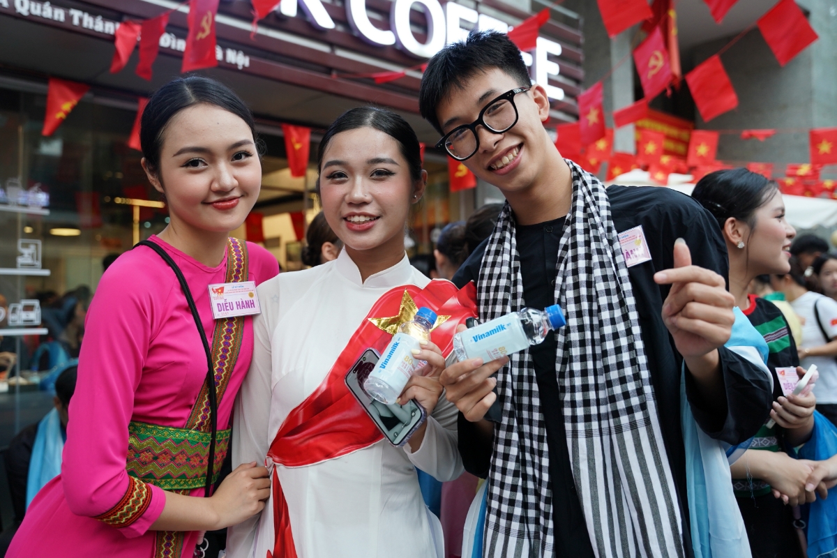 Giữa những ngày tập luyện miệt mài, các khối quần chúng và khối văn hóa – thể thao hào hứng đón nhận nguồn dinh dưỡng thiết thực từ Vinamilk. (Ảnh: Vi Nam).