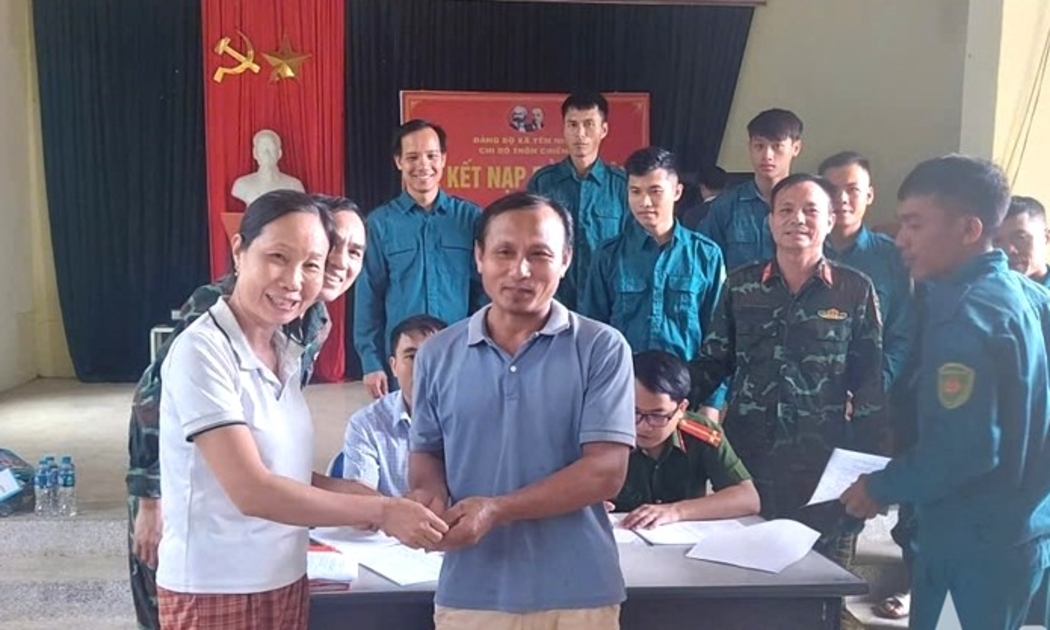 Người dân vùng lũ xã Yên Nhân đến nhận quà 