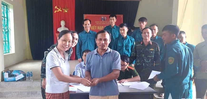 Người dân vùng lũ xã Yên Nhân đến nhận quà 