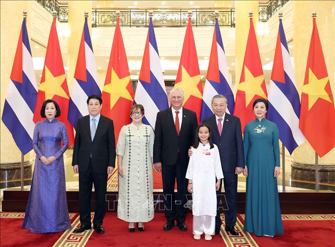 Tổng Bí thư Tô Lâm và Phu nhân, Chủ tịch nước Lương Cường và Phu nhân cùng Bí thư thứ Nhất Đảng Cộng sản Cuba, Chủ tịch nước Cuba Miguel Díaz-Canel Bermúdez và Phu nhân chụp ảnh chung. Ảnh: TTXVN.

