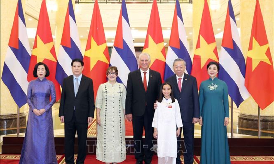 Tổng Bí thư Tô Lâm và Phu nhân, Chủ tịch nước Lương Cường và Phu nhân cùng Bí thư thứ Nhất Đảng Cộng sản Cuba, Chủ tịch nước Cuba Miguel Díaz-Canel Bermúdez và Phu nhân chụp ảnh chung. Ảnh: TTXVN.
