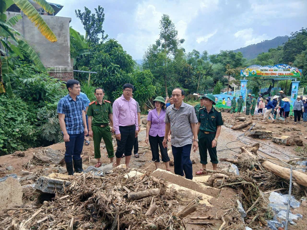  Ông Lê Tiến Lam, Phó Chủ tịch Thường trực HĐND tỉnh Thanh Hoá, trực tiếp chỉ đạo công tác khắc phục hậu quả sau cơn bão số 5 tại địa bàn xã Tam Thanh  