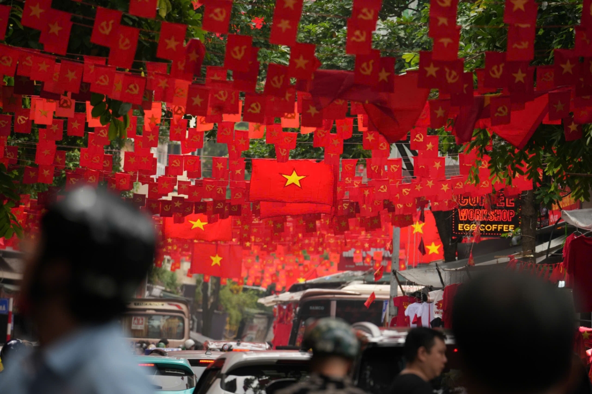 Không chỉ là sự chuẩn bị cho ngày lễ lớn, hình ảnh phố phường Hà Nội rực rỡ cờ hoa còn góp phần tạo nên những khoảnh khắc đáng nhớ cho du khách.