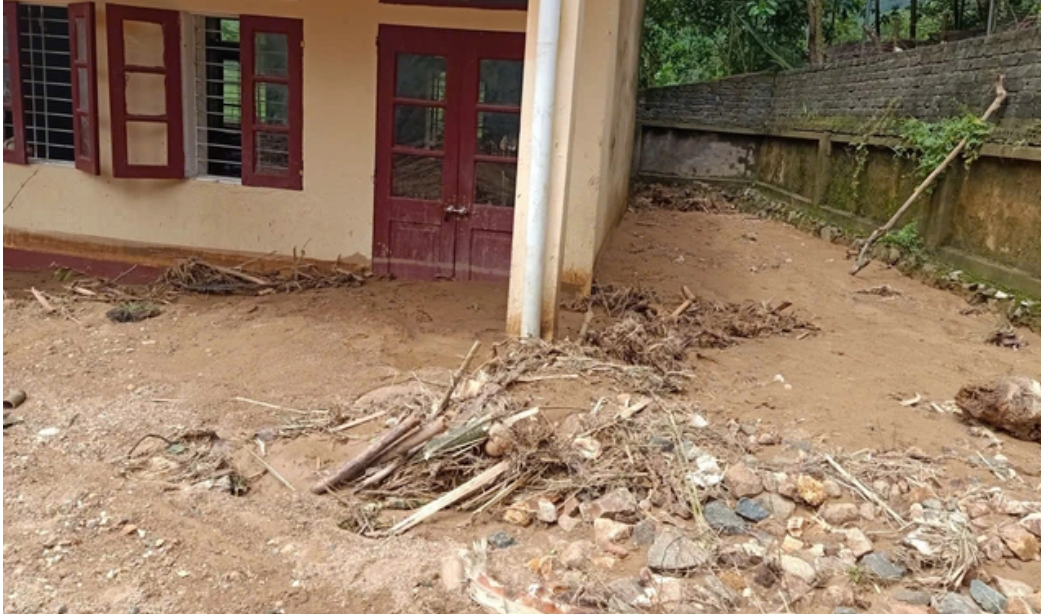 Những phòng học ngập bùn, bàn ghế, sách vở, đồ chơi của trẻ em hư hỏng gần như hoàn toàn