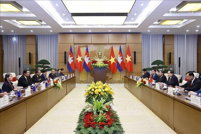 Chủ tịch Quốc hội Trần Thanh Mẫn tiếp Chủ tịch Đảng Nhân dân Campuchia, Chủ tịch Thượng viện Campuchia Hun Sen. Ảnh: TTXVN.