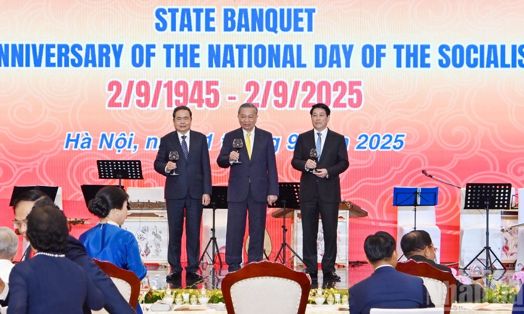 Tổng Bí thư Tô Lâm, Chủ tịch nước Lương Cường, Chủ tịch Quốc hội Trần Thanh Mẫn thực hiện nghi thức chúc rượu tại buổi chiêu đãi. Ảnh: Nhân Dân