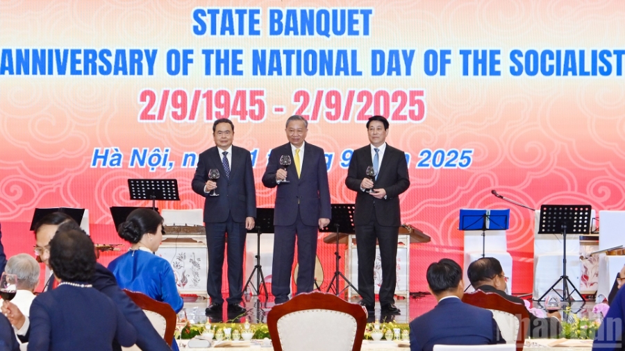 Tổng Bí thư Tô Lâm, Chủ tịch nước Lương Cường, Chủ tịch Quốc hội Trần Thanh Mẫn thực hiện nghi thức chúc rượu tại buổi chiêu đãi. Ảnh: Nhân Dân