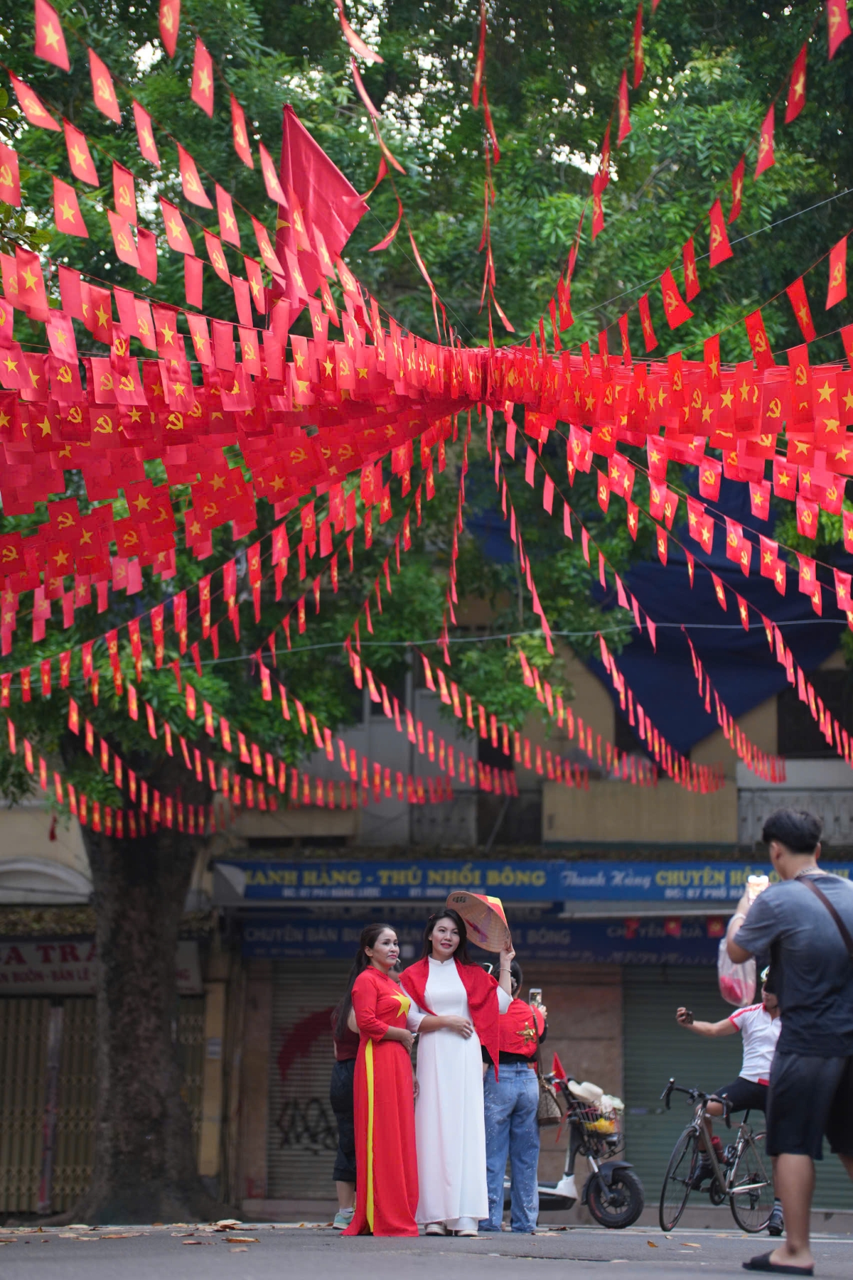 Sáng ngày 1/9, chỉ một ngày trước khi diễn ra lễ diễu binh, diễu hành chính thức kỷ niệm 80 năm Quốc khánh 2/9,&nbsp;vẫn có rất nhiều các bạn trẻ, người dân, du khách xúng xính áo dài tạo dáng trên các tuyến phố. Với họ, đây là cách thích hợp nhất để hòa mình vào dòng chảy tự hào của cả dân tộc.