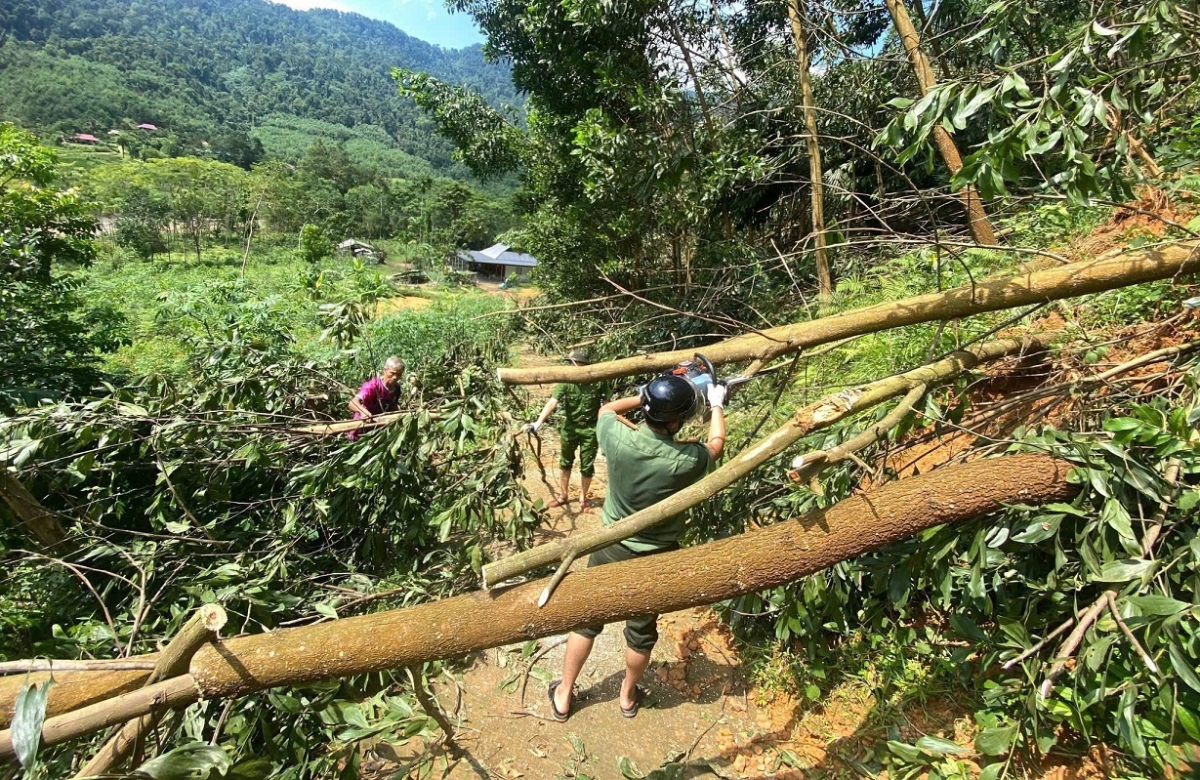Công an xã Bát Mọt giúp Nhân dân khắc phục hậu quả mưa bão.