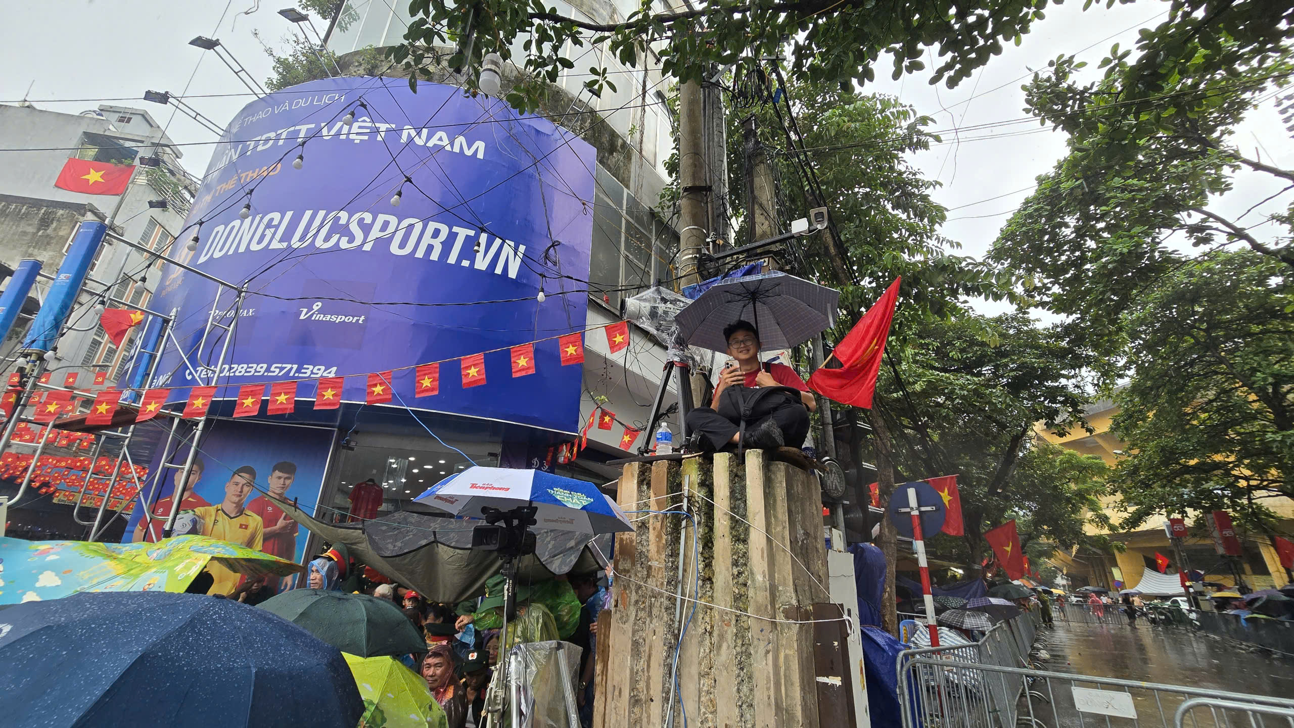 Dù trời còn mưa lất phất, các tuyến phố nơi đoàn diễu binh, diễu hành đi qua vẫn rộn ràng không khí lễ hội. Mưa không ngăn được không khí náo nức, lòng người hòa chung niềm tự hào dân tộc.