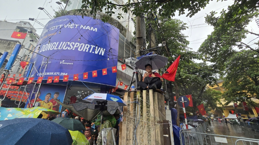 Dù trời còn mưa lất phất, các tuyến phố nơi đoàn diễu binh, diễu hành đi qua vẫn rộn ràng không khí lễ hội. Mưa không ngăn được không khí náo nức, lòng người hòa chung niềm tự hào dân tộc.