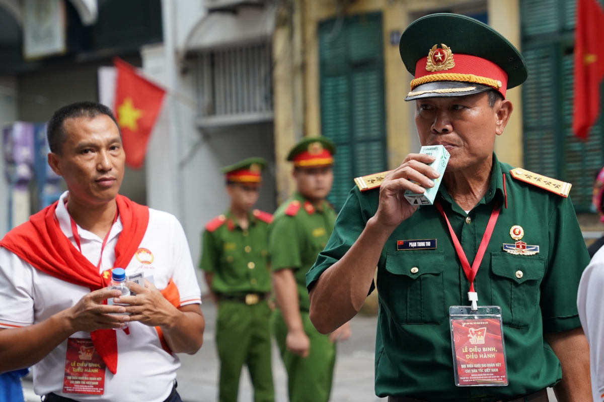 Ngày trước chiến đấu
trên chiến trường, ngày nay các cựu chiến binh sải bước hạnh phúc trên tuyến đường
diễu hành. (Ảnh: Vi Nam).