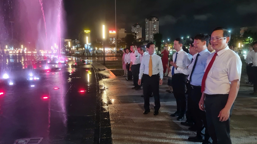  Lãnh đạo thành phố tham quan khu vực nhạc nước của Quảng trường Văn hóa Thể thao. Ảnh: Hà Nguyên