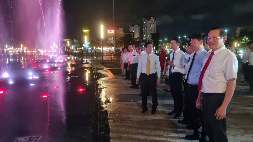 Lãnh đạo thành phố tham quan khu vực nhạc nước của Quảng trường Văn hóa Thể thao. Ảnh: Hà Nguyên