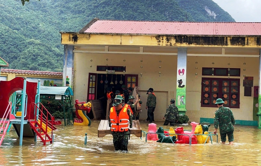 Toàn bộ phòng học của Trường Mầm non Thiết Ống bị ngập sâu sau bão số 5, đồ dùng trang trí hư hỏng và cuốn trôi.&nbsp;Cô giáo Trịnh Thị Tân, Hiệu trưởng Trường Mầm non Thiết Ống cho biết, dù đã có phương án ứng phó nhưng lũ về quá nhanh, nhà trường chỉ kịp di chuyển một số thiết bị điện tử, còn bàn ghế, đồ dùng dạy học đều bị ngập. Hiện Ban Giám hiệu phối hợp với chính quyền, lực lượng chức năng dọn bùn đất, phun khử trùng, tranh thủ nắng để giặt giũ, phơi khô chăn màn, đồ chơi, sẵn sàng đón học sinh vào năm học mới.
