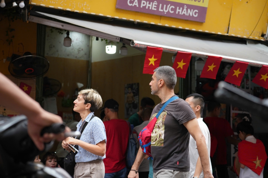 Tại khu vực phố cổ Hà Nội, 

du khách nước ngoài đi dạo khá đông. Họ tỏ ra thích thú khi chứng kiến những tuyến phố, con ngõ nhỏ rực đỏ sắc cờ và trải nghiệm không khí lễ hội như người bản địa.

