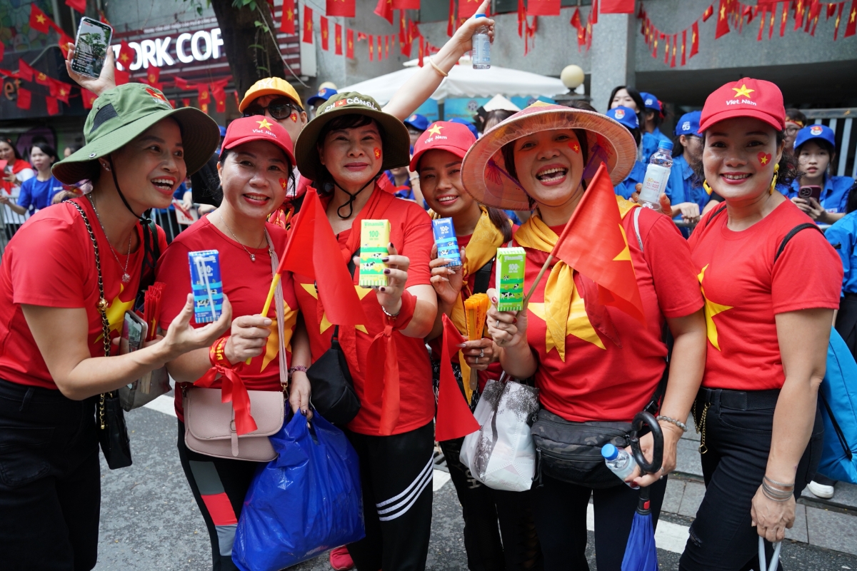 Gần 1 triệu sản phẩm dinh dưỡng bao gồm các dòng sữa tươi tiệt
trùng như ít đường, không
đường, dừa, chuối, cao đạm ít béo (Vinamilk, Vinamilk Green Farm,); sữa thực vật từ hạt
và đậu nành cao canxi, nước trái cây rau củ
Susu, nước dừa tươi, nước dừa tắc, nước uống đóng chai
Vinamilk và Icy Premium,... đã cùng đồng
hành với các lực lượng và người dân trong ngày hội non sông. (Ảnh: Vi Nam).