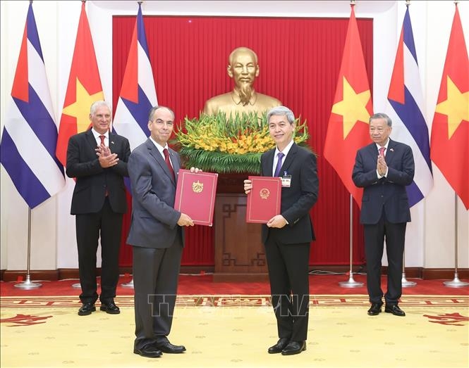 Tổng Bí thư Tô Lâm và Bí thư thứ Nhất, Chủ tịch nước Cuba Miguel Díaz-Canel Bermúdez chứng kiến Lễ trao Biên bản Ghi nhớ về hợp tác trong lĩnh vực lưu trữ và quản lý tài liệu giữa Cục lưu trữ (Bộ Nội vụ, Việt Nam) và Cục lưuu trữ Nhà nước (Cộng hoà Cuba). Ảnh: TTXVN.