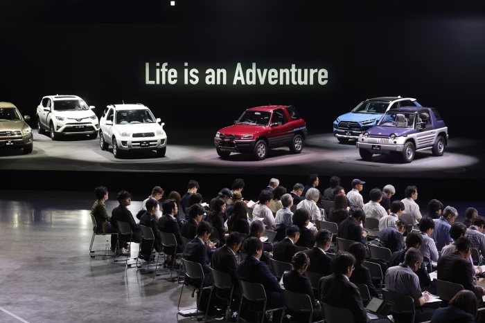 <i>Toyota trưng bày nhiều thế hệ RAV4 tại Tokyo vào tháng 5. Mẫu xe này được chọn vì phần mềm tích hợp mới của hãng và mong muốn ra mắt trong dòng xe chủ lực với số lượng lớn. Ảnh: Reuters.</i>