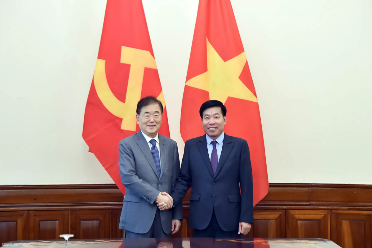 Thứ trưởng Bộ Ngoại giao Nguyễn Mạnh Cường và ông Chung Eui-yong, Chủ tịch Ủy ban Thường trực ICAPP.