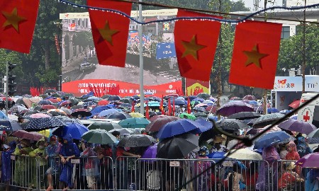 Mưa lớn phủ kín trung tâm Hà Nội, nhưng người dân vẫn quyết chờ xem diễu binh.