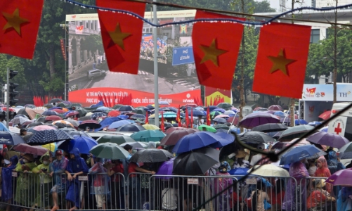 [Phóng sự ảnh] Bất chấp mưa lớn, “khối yêu nước” bám trụ chờ xem diễu binh A80