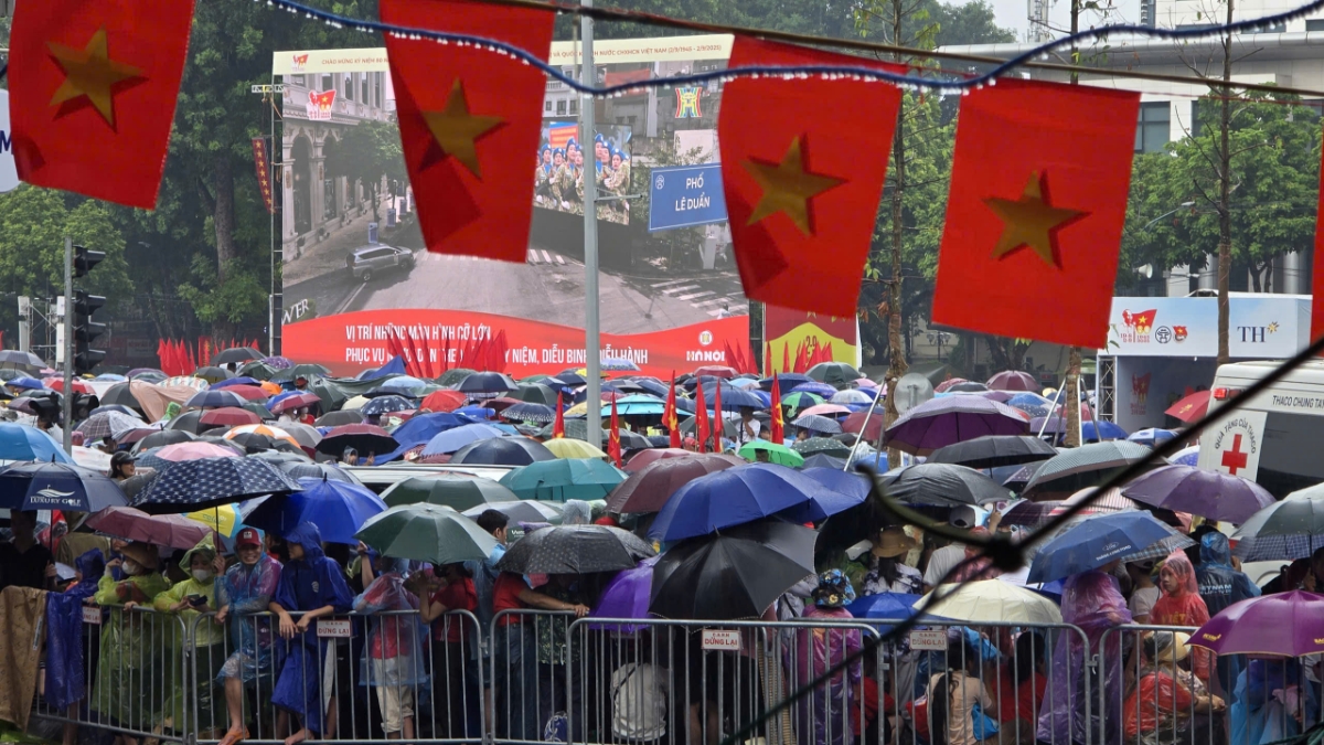 Mưa lớn phủ kín trung tâm Hà Nội, nhưng người dân vẫn quyết chờ xem diễu binh.