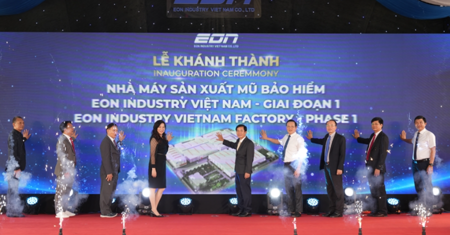 Các đại biểu thực hiện nghi thức khánh thành nhà máy
