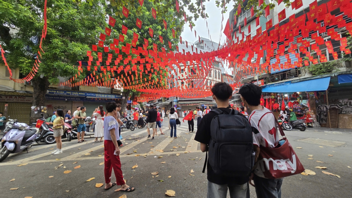 Không khó hiểu khi những nơi rực màu cờ hoa nhất của Hà Nội đã trở thành “tọa độ check-in” được giới trẻ tìm đến nườm nượp, ai cũng muốn lưu giữ khoảnh khắc giữa không gian đầy kiêu hãnh này.